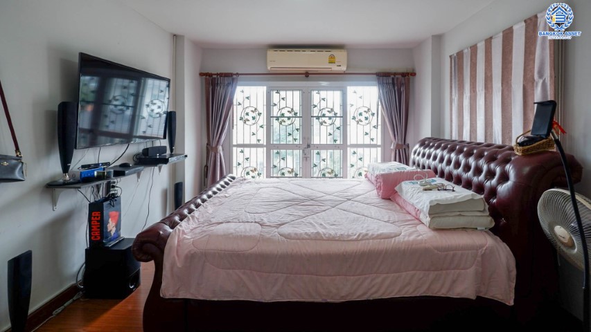 *****บ้านเดี่ยวมือสองนนทบุรี ม.คุณาภัทร5 บางกรวย-ไทรน้อย หลังใหญ่พร้อมอยู่ ต่อเติมเต็ม แถมเฟอร์นิเจอร์ทั้งหลัง เนื้อที่ 52.5 ตร.ว. พร้อมฟังก์ชั่น 3 ห้องนอน 3 ห้องน้ำ 2 ที่จอดรถ บนทำเลการเดินทางสะดวกสบาย ใกล้เซ็นทรัลเวสต์เกต และรถไฟฟ้า สถานีคลองบางไผ่